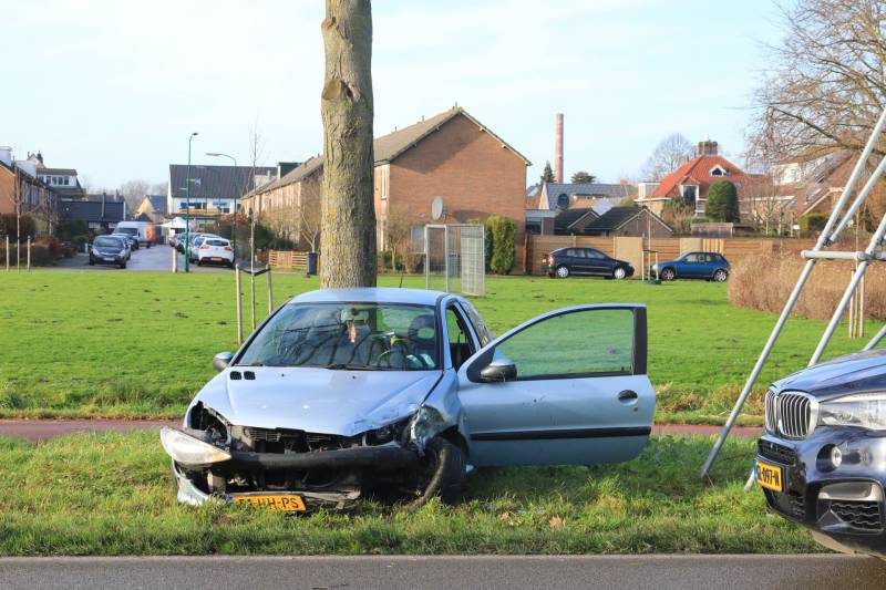 Auto botst in flank van bestelbus