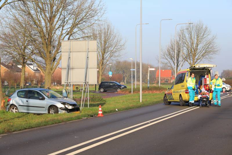 Auto botst in flank van bestelbus