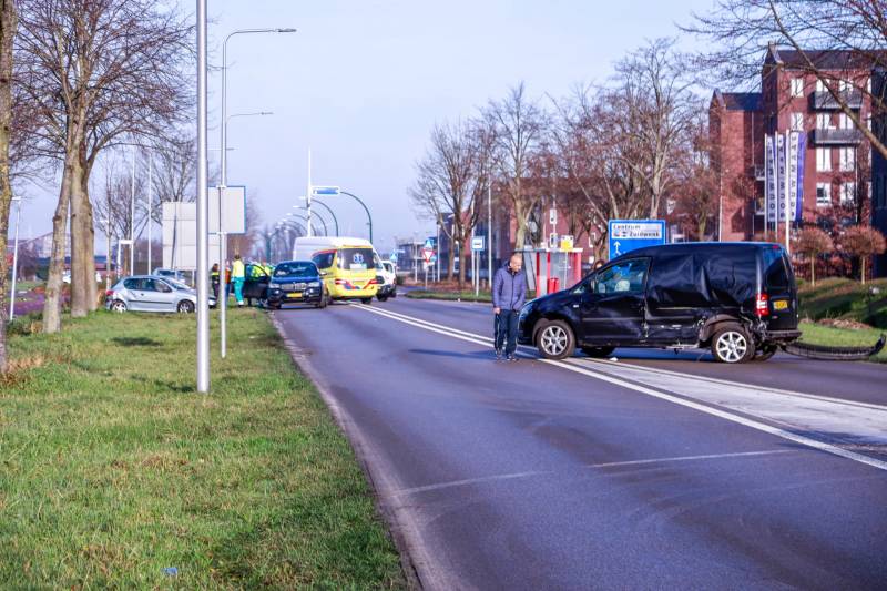 Auto botst in flank van bestelbus