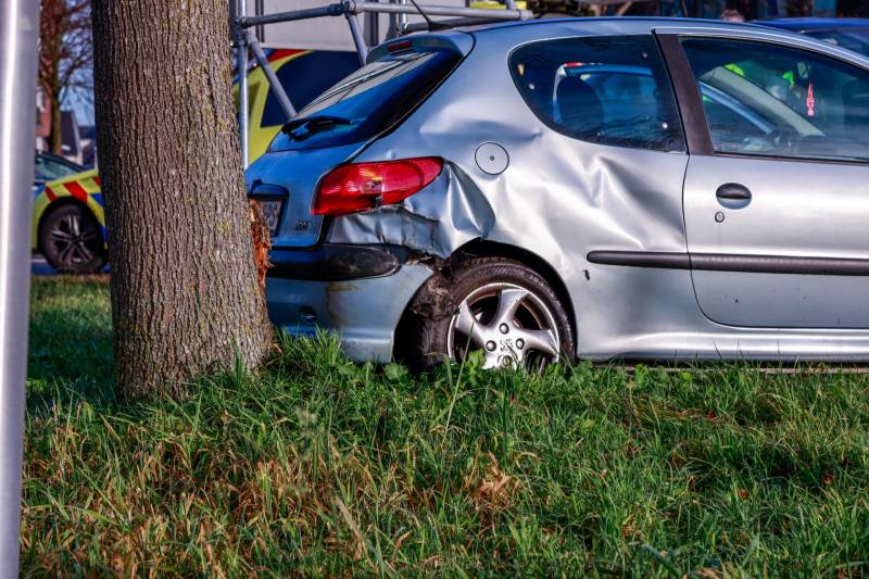 Auto botst in flank van bestelbus