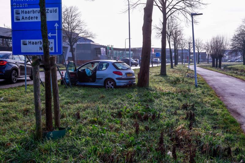 Auto botst in flank van bestelbus