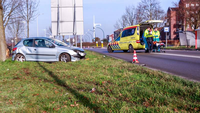 Auto botst in flank van bestelbus