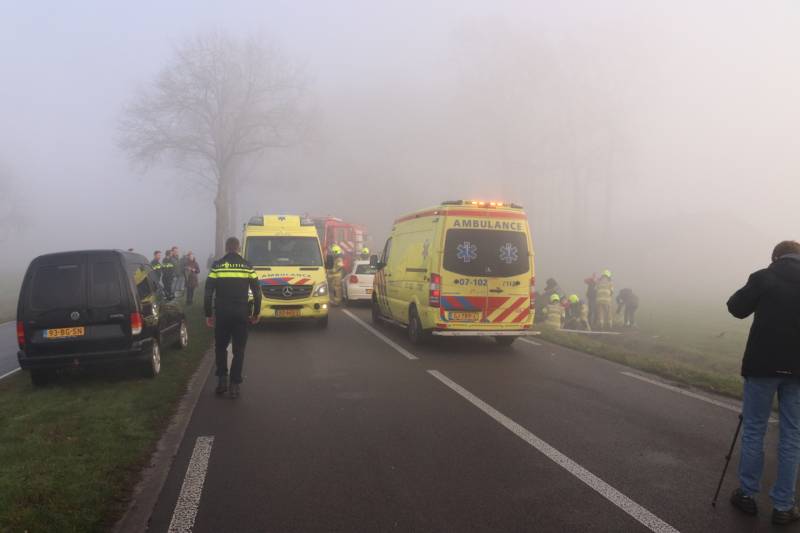 Auto op kop in sloot na botsing met andere auto