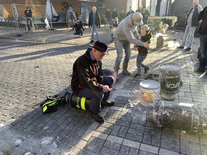 Burgemeester van Kampen plezier met carbidschieten