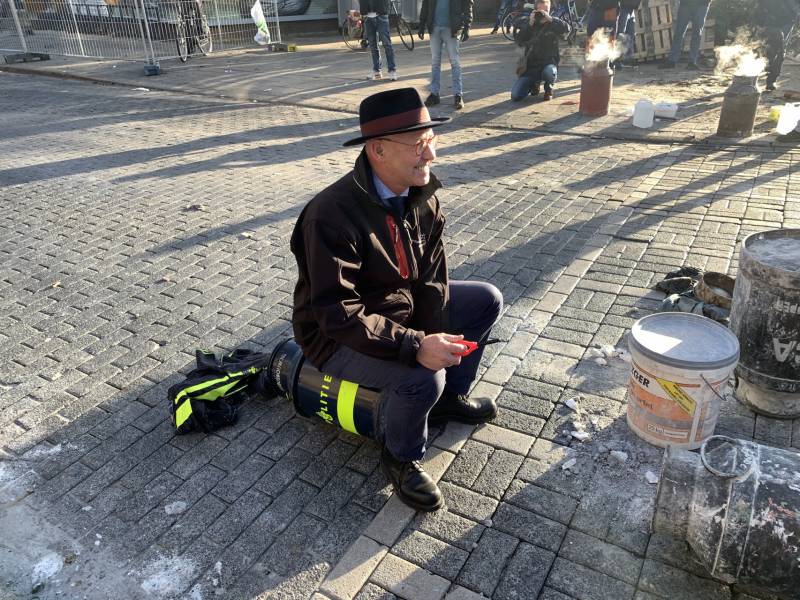 Burgemeester van Kampen plezier met carbidschieten