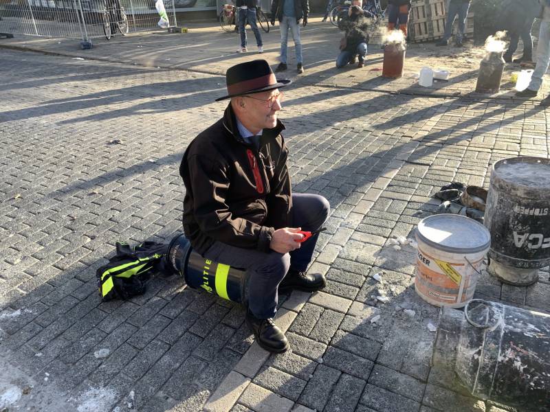 Burgemeester van Kampen plezier met carbidschieten
