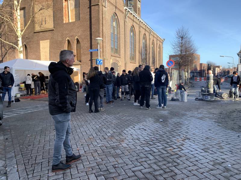 Burgemeester van Kampen plezier met carbidschieten