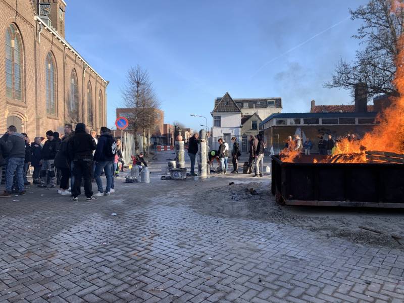 Burgemeester van Kampen plezier met carbidschieten