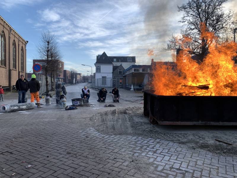 Burgemeester van Kampen plezier met carbidschieten