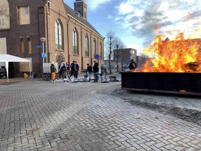 Burgemeester van Kampen plezier met carbidschieten
