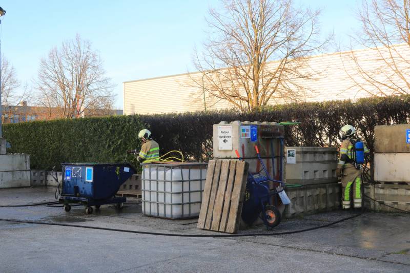 Dikke rookwolken door brand in coniferenhaag