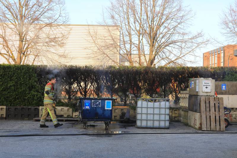 Dikke rookwolken door brand in coniferenhaag