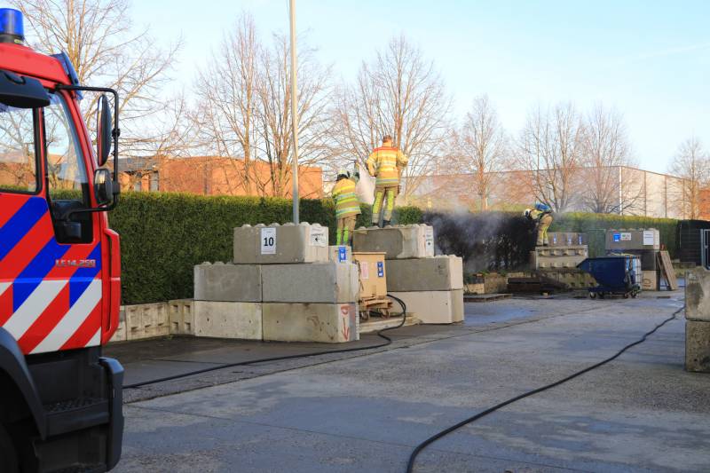 Dikke rookwolken door brand in coniferenhaag