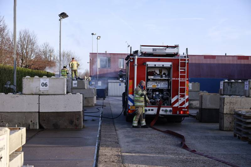 Dikke rookwolken door brand in coniferenhaag