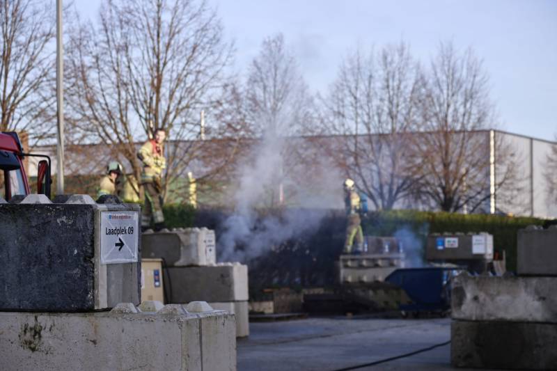 Dikke rookwolken door brand in coniferenhaag