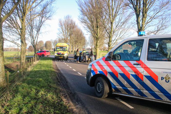 Kopstaart-botsing tussen twee auto's