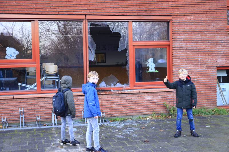 Ruit basisschool Zwaluwenest opgeblazen  door vuurwerk