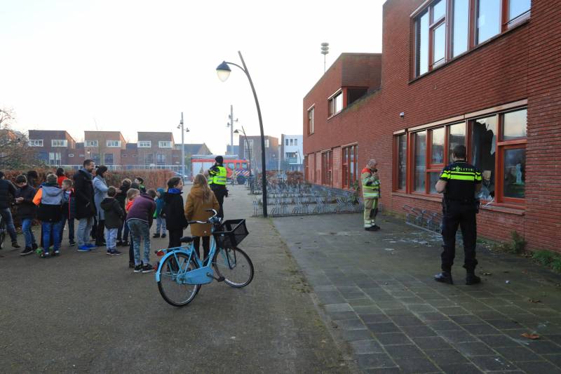 Ruit basisschool Zwaluwenest opgeblazen  door vuurwerk