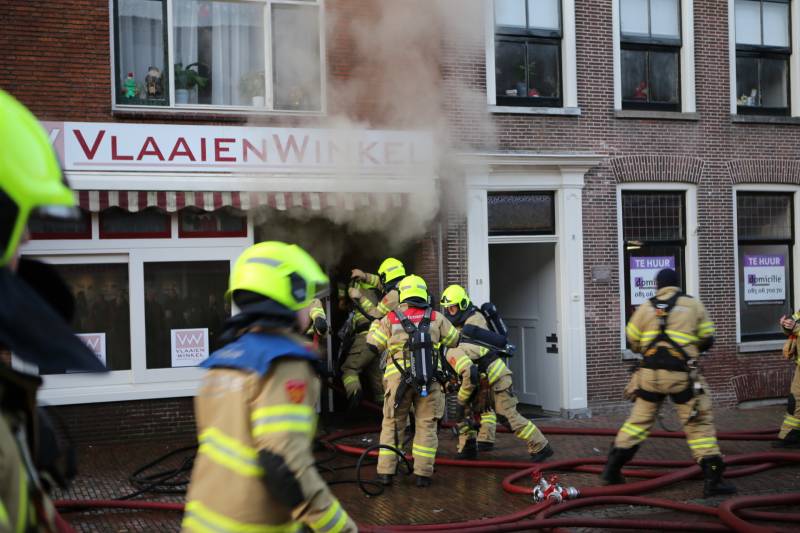 Grote brand in bakkerij lastig te bestrijden