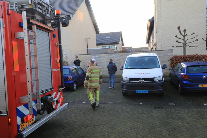 Buurtbewoners blussen brand in achtertuin