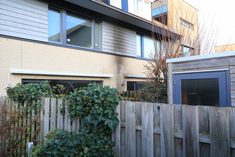 Buurtbewoners blussen brand in achtertuin