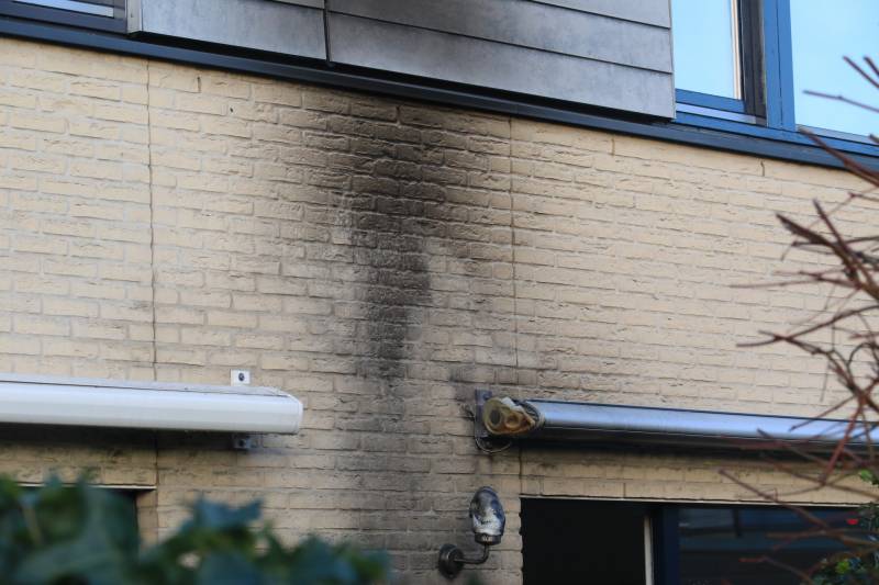 Buurtbewoners blussen brand in achtertuin