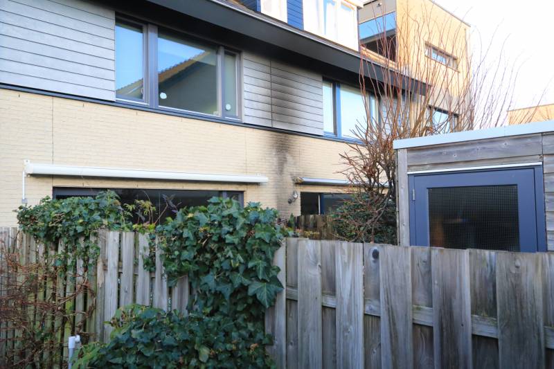 Buurtbewoners blussen brand in achtertuin