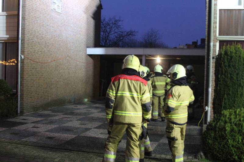 Brandweer veegt schoorsteen na schoorsteenbrand