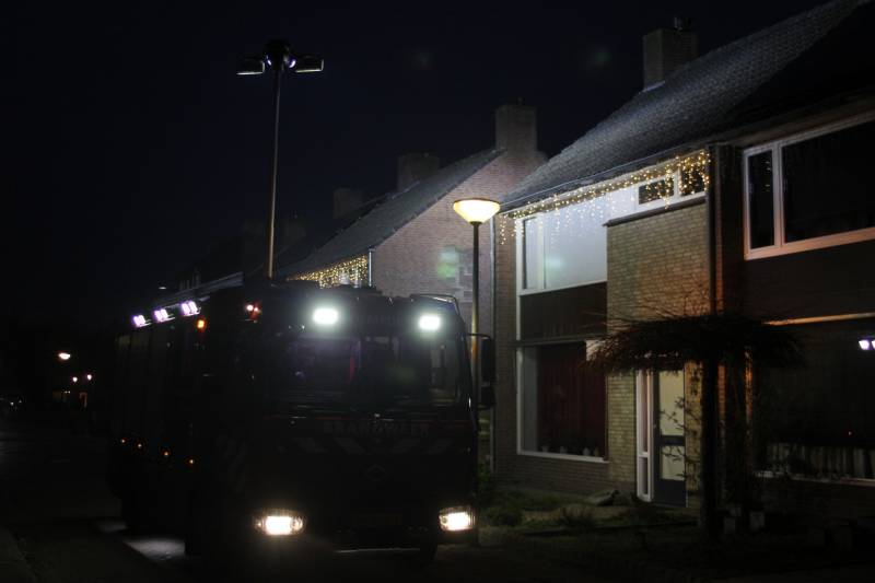 Brandweer veegt schoorsteen na schoorsteenbrand