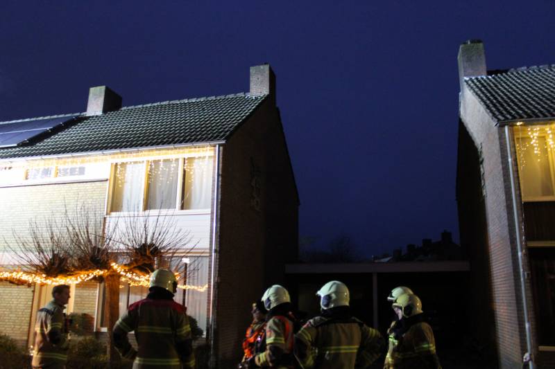 Brandweer veegt schoorsteen na schoorsteenbrand