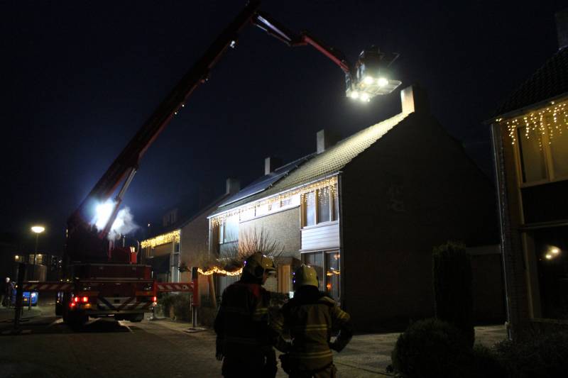 Brandweer veegt schoorsteen na schoorsteenbrand