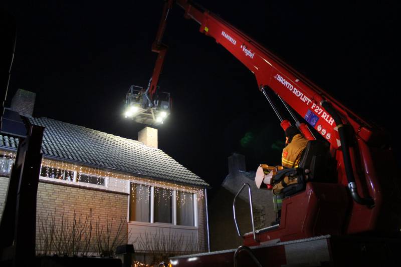 Brandweer veegt schoorsteen na schoorsteenbrand