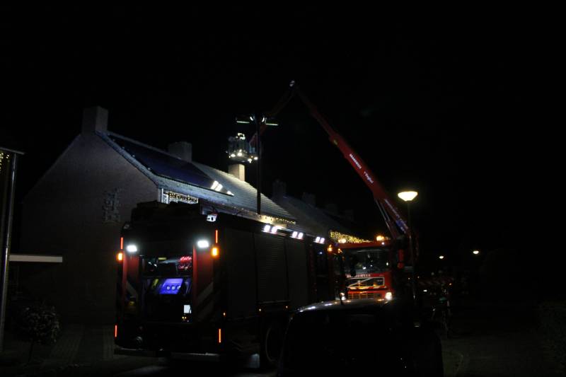 Brandweer veegt schoorsteen na schoorsteenbrand