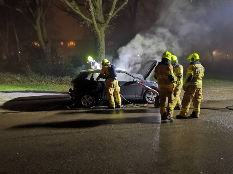 Uitgebrande auto vliegt opnieuw in brand