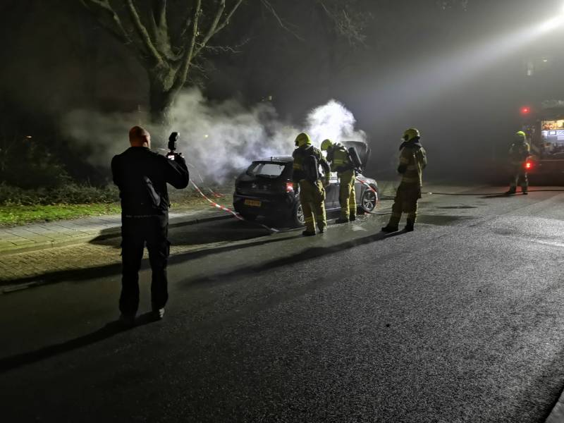 Uitgebrande auto vliegt opnieuw in brand