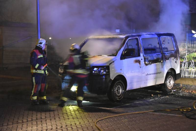 Bestelbus volledig verwoest door brand