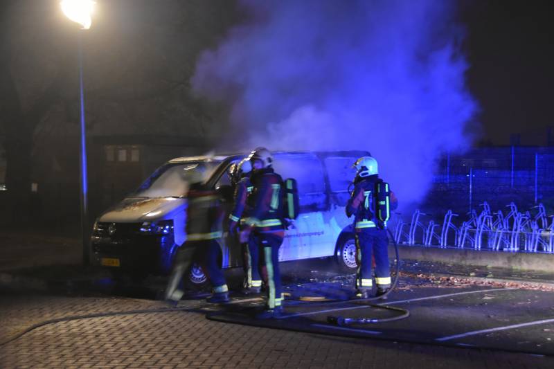 Bestelbus volledig verwoest door brand