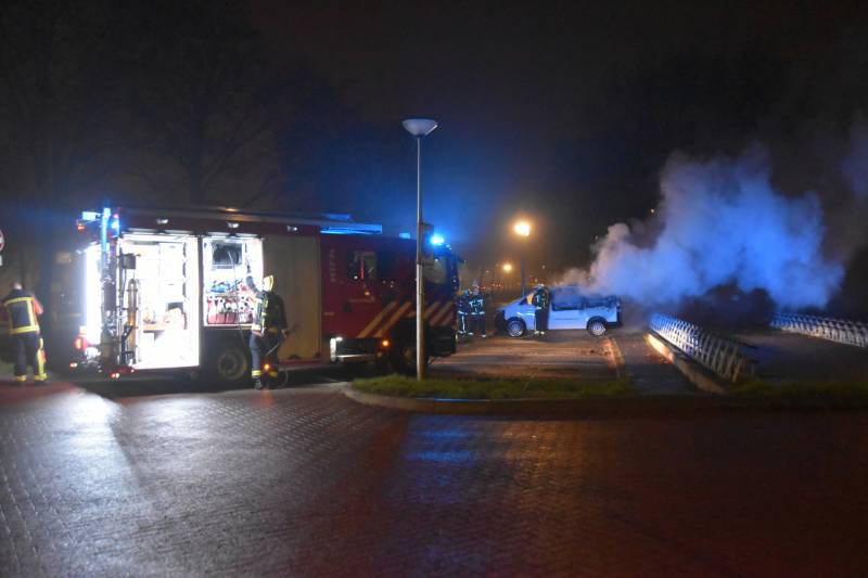 Bestelbus volledig verwoest door brand
