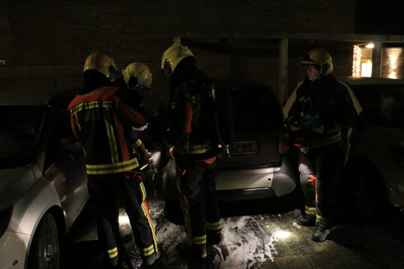 Auto moedwillig in brand gestoken