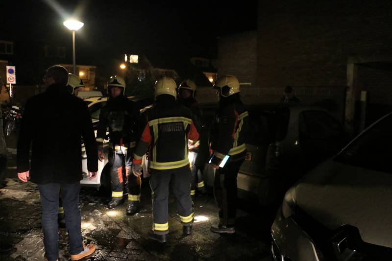 Auto moedwillig in brand gestoken