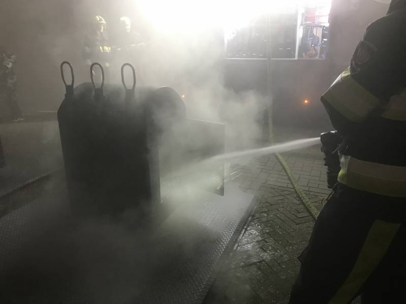 Brandweer bekogeld met vuurwerk tijdens blussen
