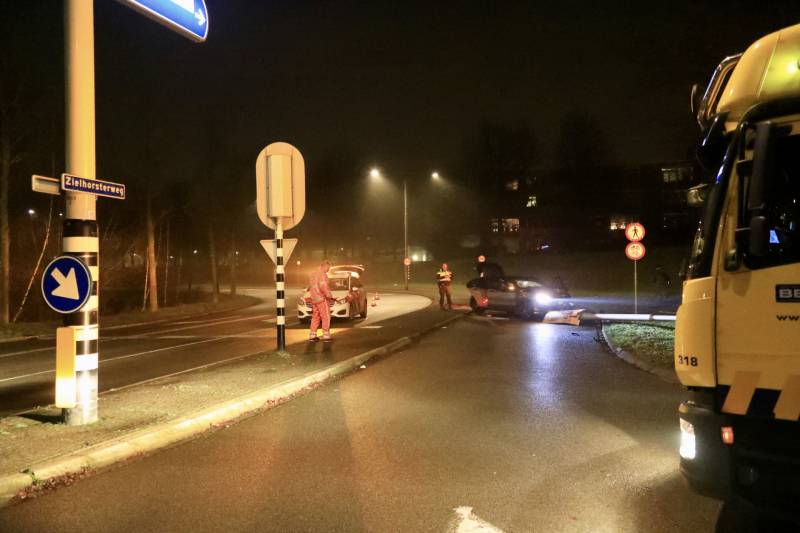 Automobilist rijdt lantaarnpaal uit de grond