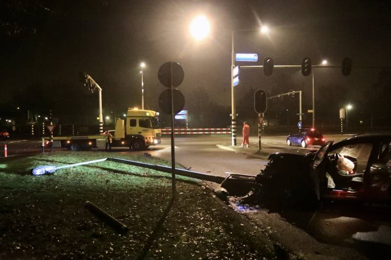 Automobilist rijdt lantaarnpaal uit de grond