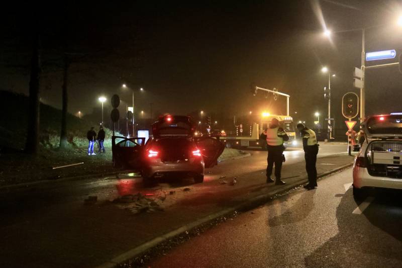 Automobilist rijdt lantaarnpaal uit de grond