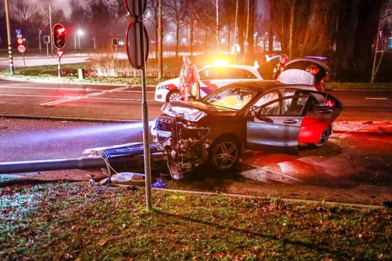Automobilist rijdt lantaarnpaal uit de grond