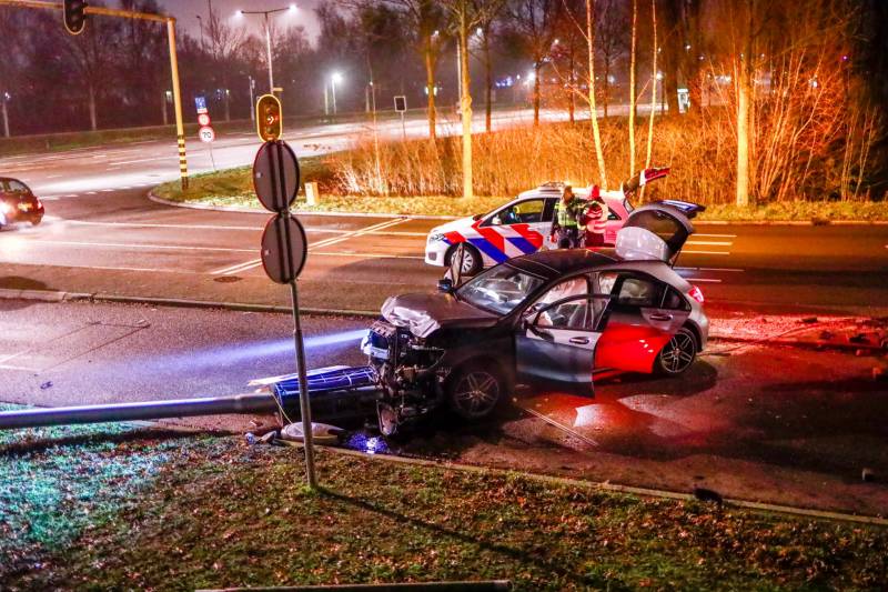 Automobilist rijdt lantaarnpaal uit de grond