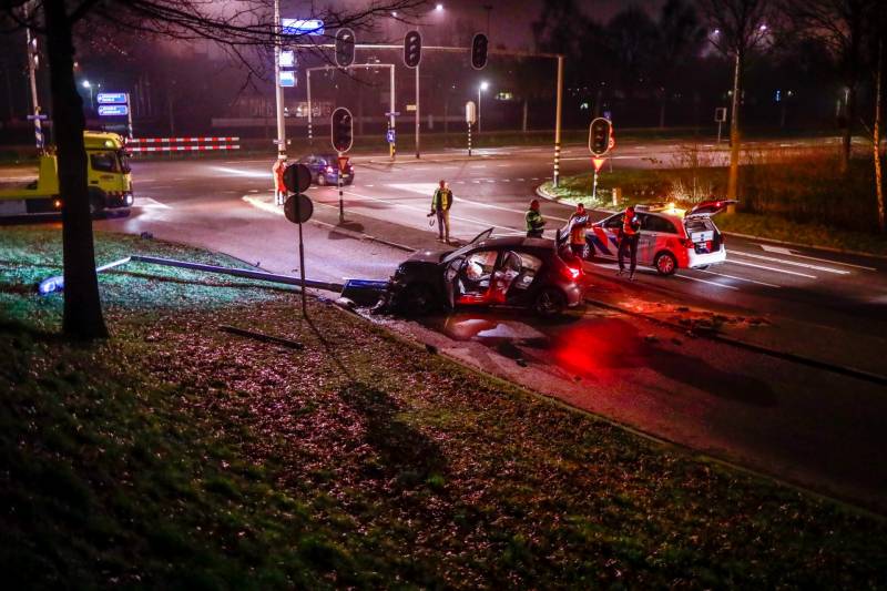 Automobilist rijdt lantaarnpaal uit de grond