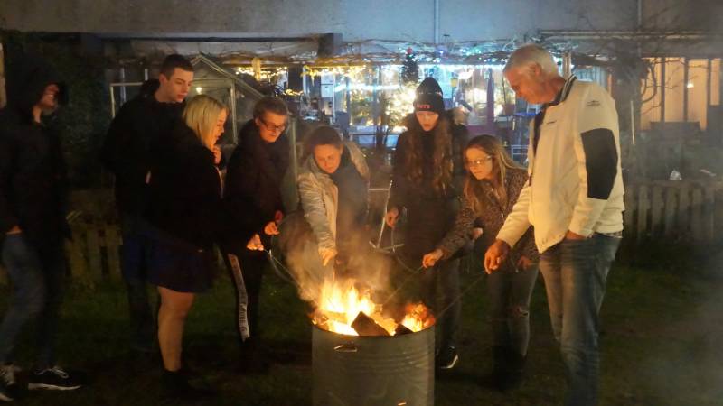 Vreugde vuur met een gezellig drankje