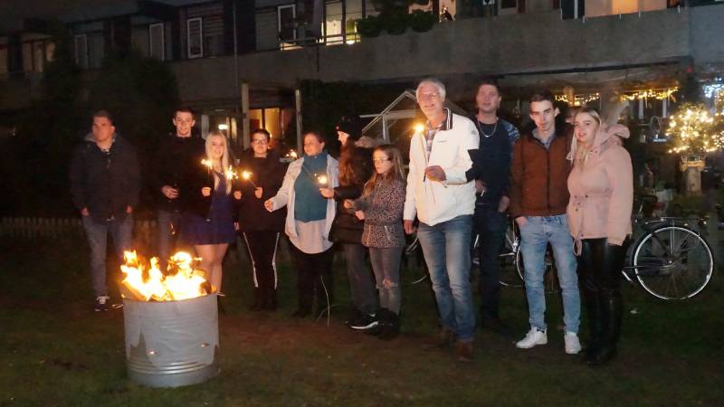 Vreugde vuur met een gezellig drankje