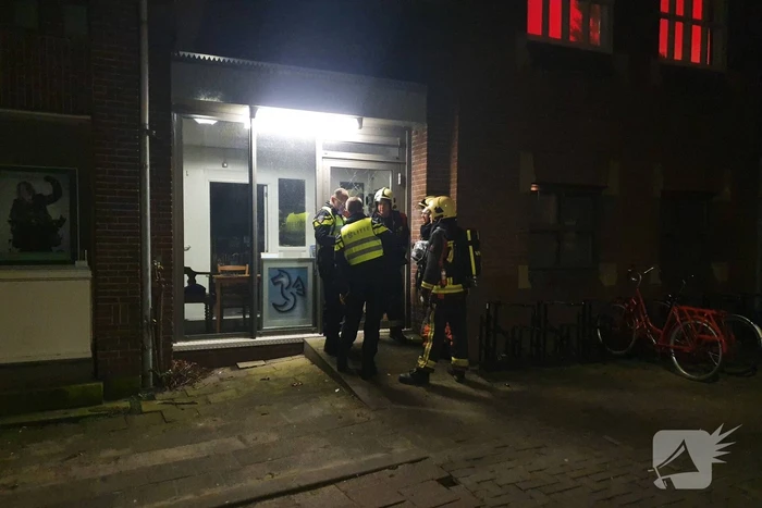 Jongeren vernielen ruit
